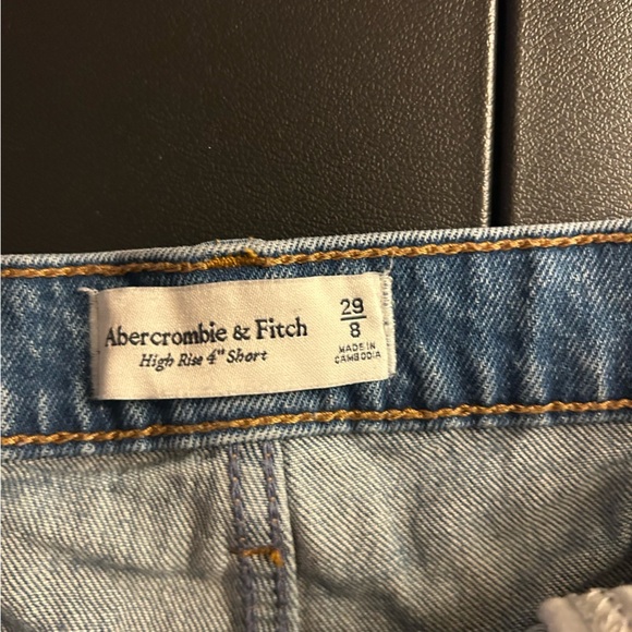 Abercrombie & Fitch 4" Mom Short High Rise Size 29/8 Distressed Denim Casual - Picture 4 of 7